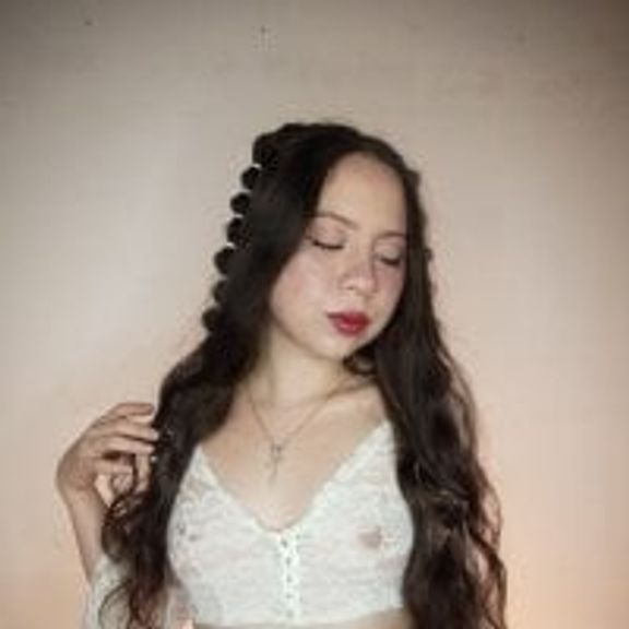 PetiteIvoryQueen19