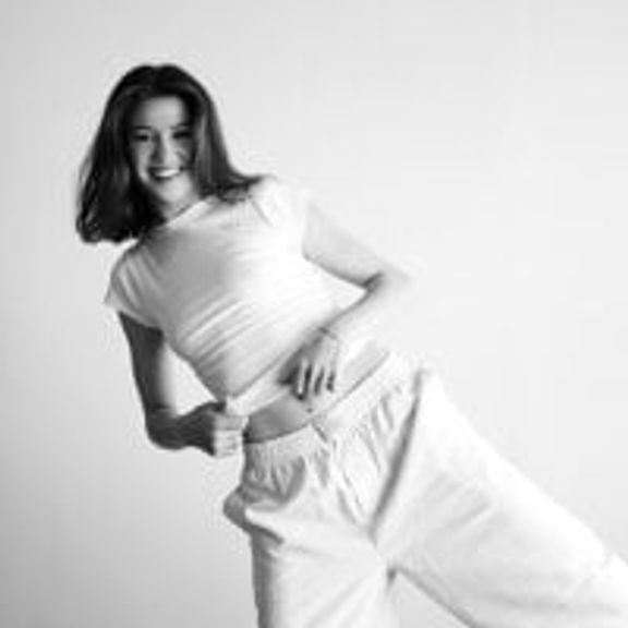 Selena_grey_