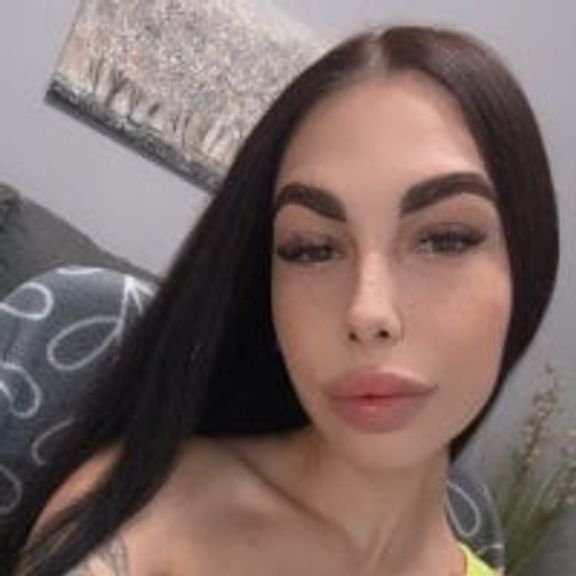 Halle_Brown