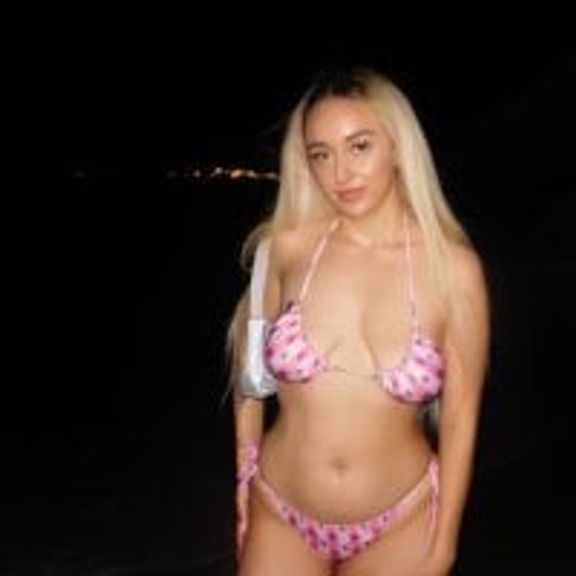BlondBellaaxx