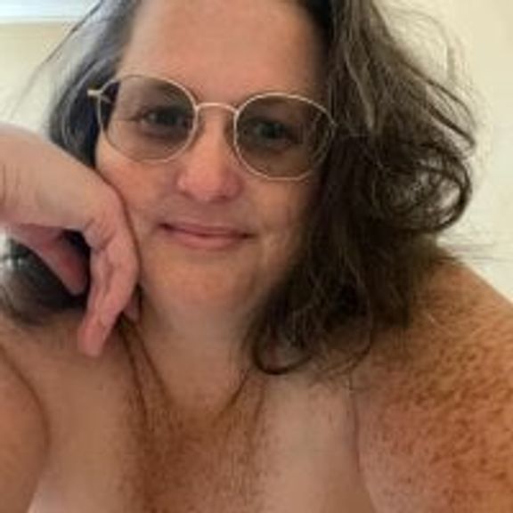 Beatricefrench-curvy-milf