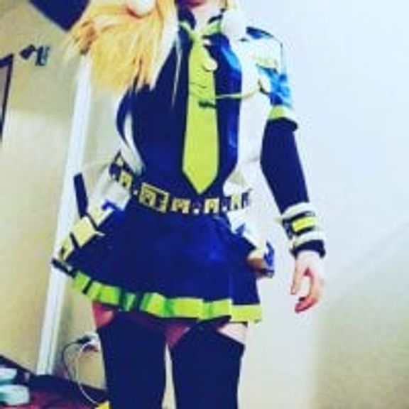 lonely_Cosplay_chick