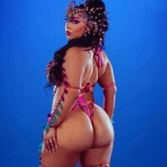 Curvy_Latoya