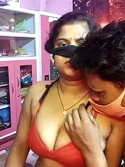 Hot_desicouple69