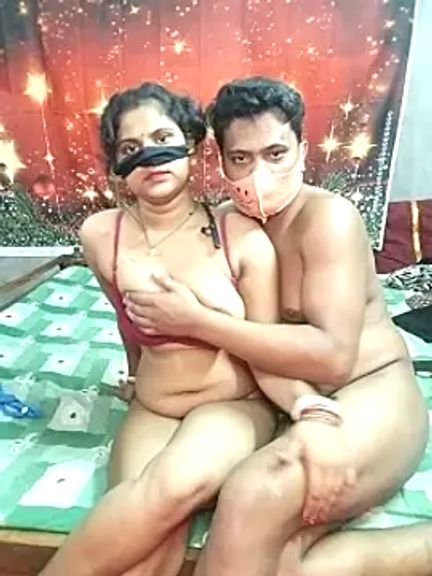 Hot_desicouple69
