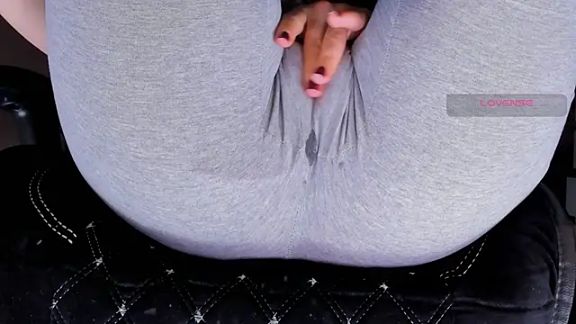Cameltoe_squirt_inPants