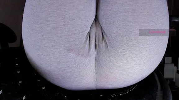 Cameltoe_squirt_inPants