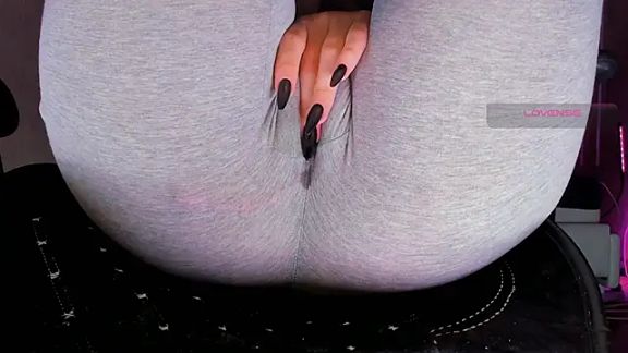 Cameltoe_squirt_inPants