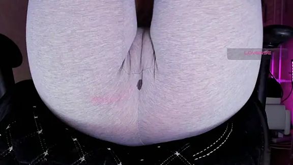 Cameltoe_squirt_inPants