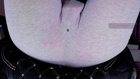 Cameltoe_squirt_inPants