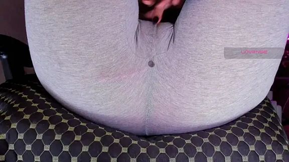 Cameltoe_squirt_inPants
