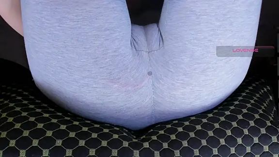 Cameltoe_squirt_inPants