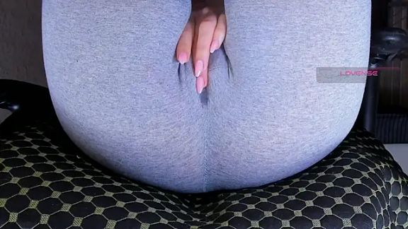 Cameltoe_squirt_inPants