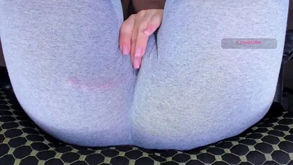 Cameltoe_squirt_inPants