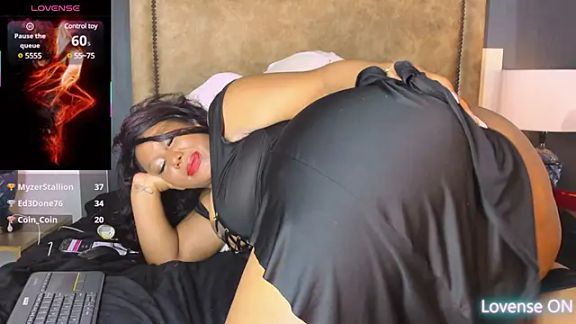 mary_kisses