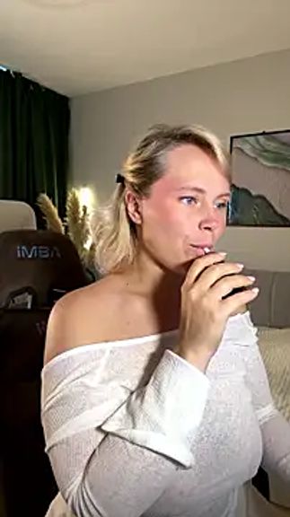 Charming_Daphny