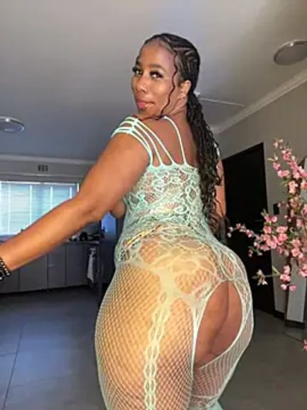 CurvyDesire1
