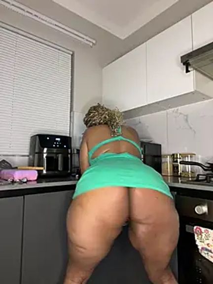 CurvyDesire1