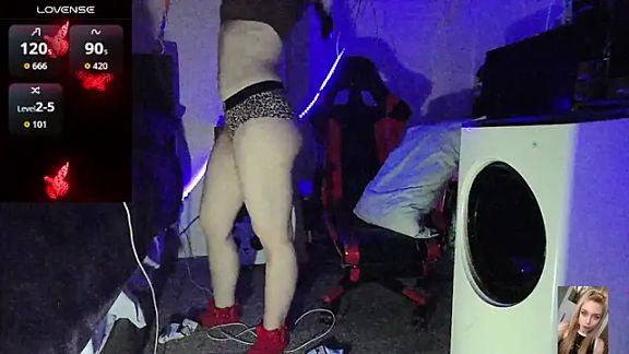 Blondiewithanass