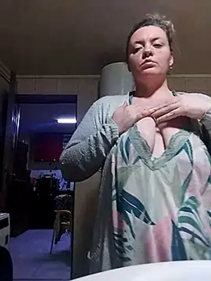 Hotmilfymom2