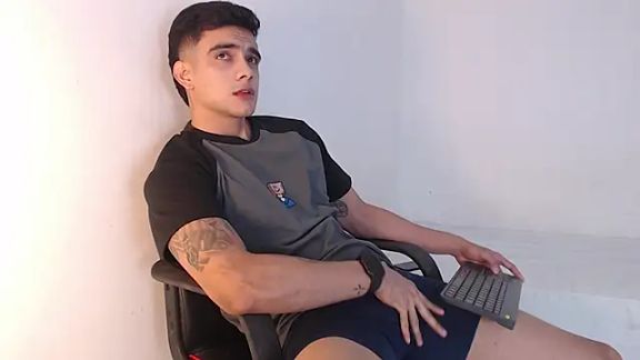 adam_levis17
