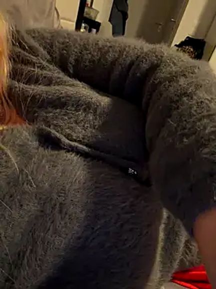 Hornyblond_Bella
