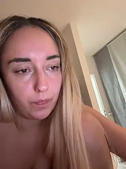 BlondBellaaxx