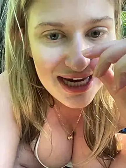 Busty-Ellie
