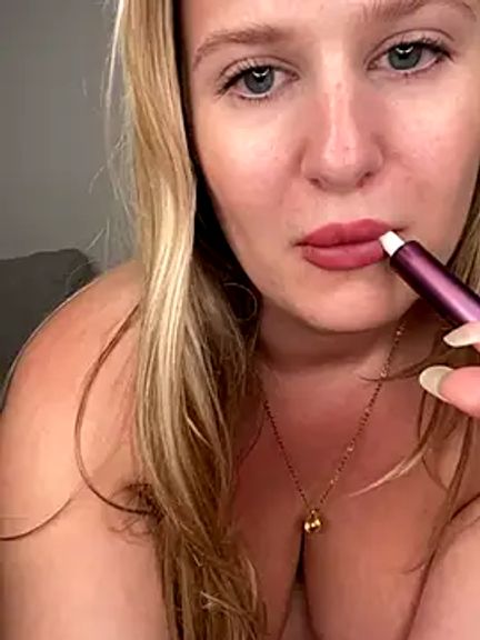 Busty-Ellie