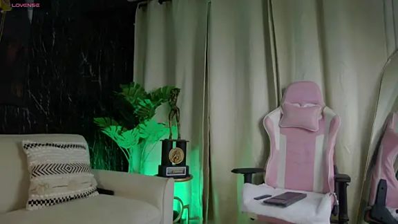 Emily_Foxx01