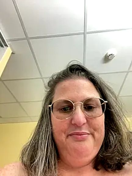 Beatricefrench-curvy-milf