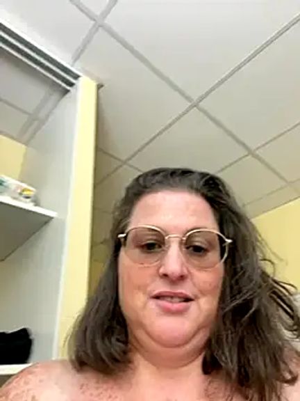 Beatricefrench-curvy-milf