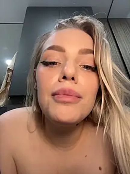 HugeBoobsAlice