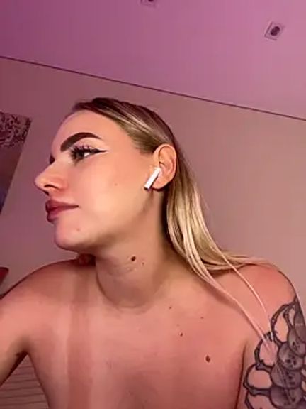 HugeBoobsAlice