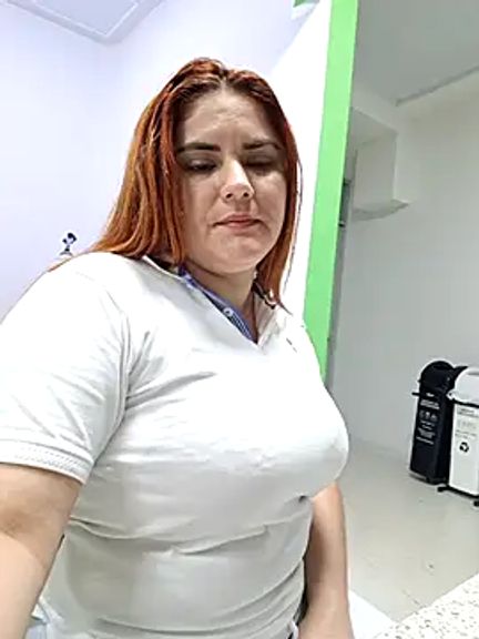 girl_redhead_bigtits