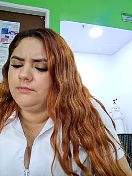 girl_redhead_bigtits