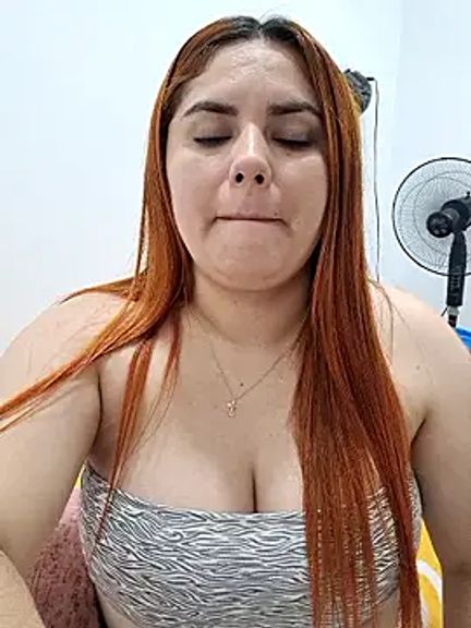 girl_redhead_bigtits