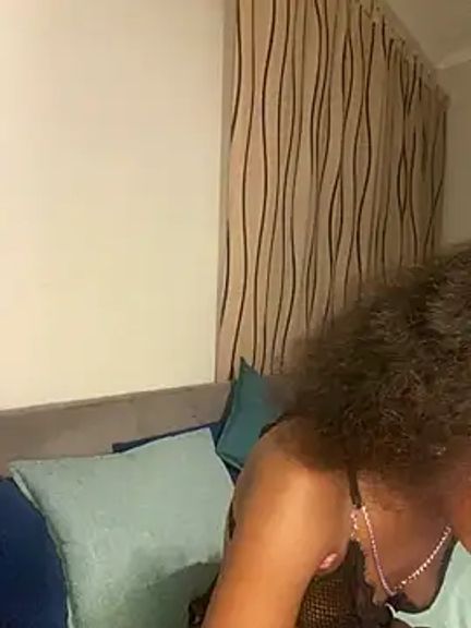 PETITE_NAOMI