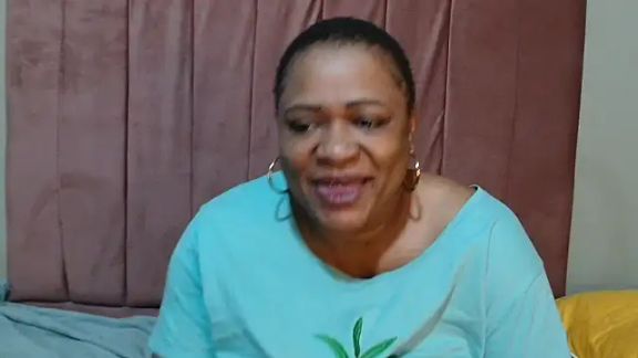BUSTYQUEEN56_