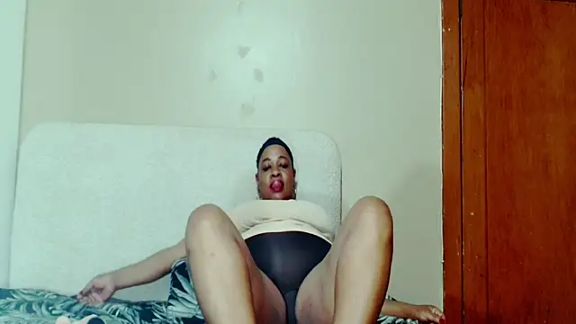 BUSTYQUEEN56_