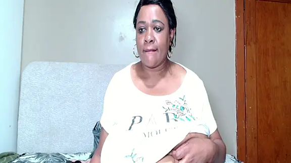 BUSTYQUEEN56_