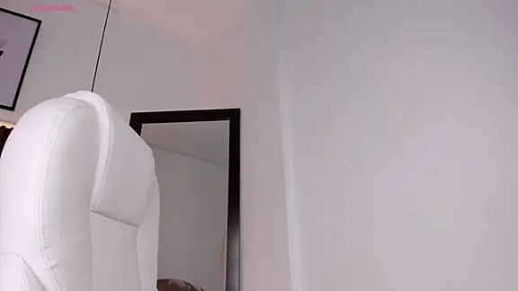 emma_white_01