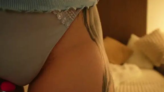 peach_in_stockings