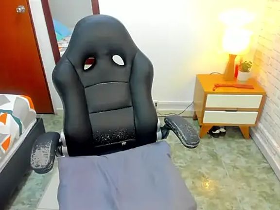 nikki_nikoll