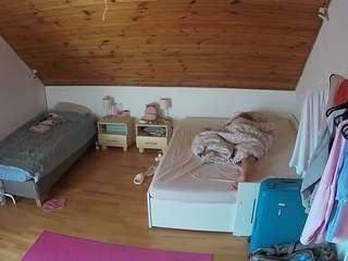 voyeurcam-julmodels-whitebed-2