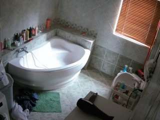 voyeurcam-julmodels-bath-1st-2