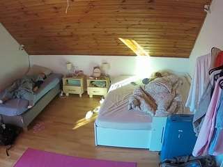 voyeurcam-julmodels-whitebed-2